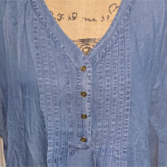 Club Z Collection Blue Chambray V Neck Pintuck Button Front Tunic Top Plus Sz 2X - Picture 4 of 7